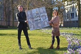 Van Dekken krijgt eerste exemplaar van boek over racisme en discriminatie