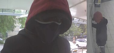 Gezocht: Inbreker op de fiets steelt gouden sieraden en bankpassen