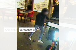 Wie herkent deze vier verdachten van ongeregeldheden op de Grote Markt in Groningen?