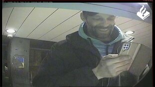 Wie is deze man die in Groningen geld met gestolen passen pint?