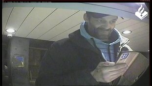 Wie is deze man die in Groningen geld met gestolen passen pint?
