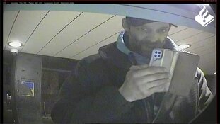 Wie is deze man die in Groningen geld met gestolen passen pint?