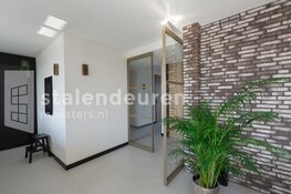 Alle drie deuren in woonkamer van staal!