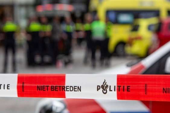 Twee auto's botsen op elkaar in Meerstad
