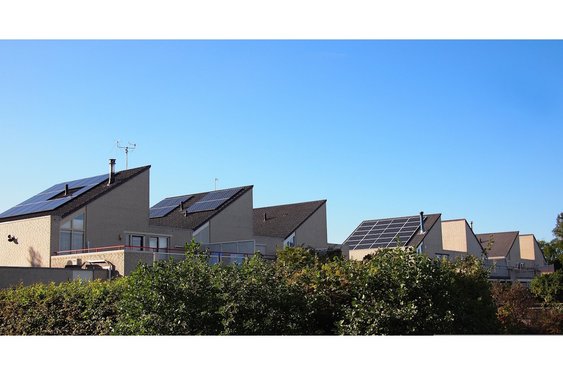Zonnepanelen op je dak? In Groningen gaat je rekening met 304 euro omhoog